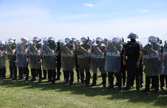 Ćwiczenia policji na lotnisku w Piotrkowie Trybunalskim. Mundurowi z całego regionu na szkoleniu