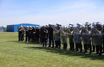 Ćwiczenia policji na lotnisku w Piotrkowie Trybunalskim. Mundurowi z całego regionu na szkoleniu