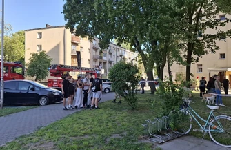 Wyciek gazu w wieżowcu przy Sienkiewicza w Piotrkowie. Strażacy ewakuowali 54 osoby w tym 7 dzieci. W mieszkaniu znaleziono nieprzytomną kobietę