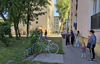 Wyciek gazu w wieżowcu przy Sienkiewicza w Piotrkowie. Strażacy ewakuowali 54 osoby w tym 7 dzieci. W mieszkaniu znaleziono nieprzytomną kobietę
