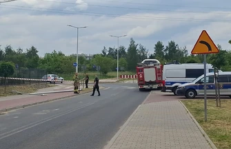 Autokar uderzył w latarnię podczas zawracania. Na szczęście nikt nie ucierpiał