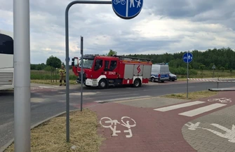 Autokar uderzył w latarnię podczas zawracania. Na szczęście nikt nie ucierpiał