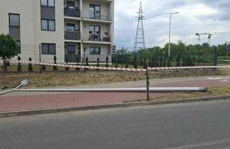 Autokar uderzył w latarnię podczas zawracania. Na szczęście nikt nie ucierpiał