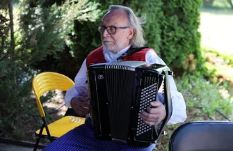 Dobra zabawa skoczna muzyka i mnóstwo atrakcji towarzyszących czyli Piąty Rodzinny Piknik Folkloru Wiejskiego i Miejskiego w Mzurkach