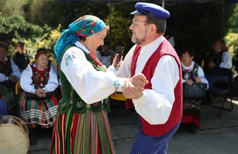 Dobra zabawa skoczna muzyka i mnóstwo atrakcji towarzyszących czyli Piąty Rodzinny Piknik Folkloru Wiejskiego i Miejskiego w Mzurkach