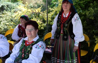 Dobra zabawa skoczna muzyka i mnóstwo atrakcji towarzyszących czyli Piąty Rodzinny Piknik Folkloru Wiejskiego i Miejskiego w Mzurkach