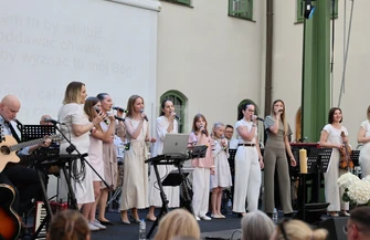 Jubileuszowy Koncert Chwały zgromadził wiernych w sercu Piotrkowa