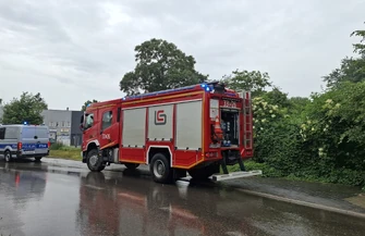 Ogień w opuszczonym budynku przy ul. 1 Maja. Jedna osoba wymagała pomocy strażaków i ratowników medycznych