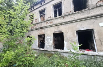 Ogień w opuszczonym budynku przy ul. 1 Maja. Jedna osoba wymagała pomocy strażaków i ratowników medycznych
