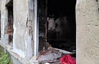 Kolejny pożar pustostanu przy ul. 1 Maja. Strażacy ewakuowali mężczyznę