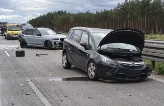 Karambol na autostradzie A1. Jedna osoba została ranna podczas udzielania pomocy