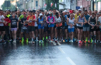 10. Nocny Półmaraton Piotrkowski ulicami miasta. Ponad 800 uczestników na starcie edycji 2026. Kto okazał się najlepszy
