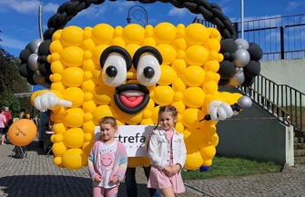 Balonowy Strefuś pojawił się na Dniach Miasta. Maskotka Radia Strefa FM przechadza się po piotrkowskiej Krzywdzie
