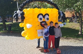 Balonowy Strefuś pojawił się na Dniach Miasta. Maskotka Radia Strefa FM przechadza się po piotrkowskiej Krzywdzie
