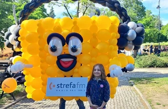 Balonowy Strefuś pojawił się na Dniach Miasta. Maskotka Radia Strefa FM przechadza się po piotrkowskiej Krzywdzie