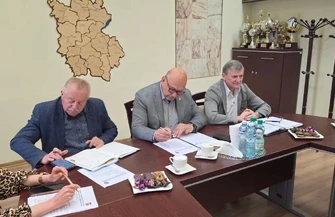 Wsparcie dla zdrowia oświaty i inwestycji. Relacja z 76. posiedzenia Zarządu Powiatu Piotrkowskiego