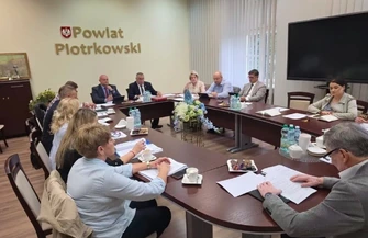Wsparcie dla zdrowia oświaty i inwestycji. Relacja z 76. posiedzenia Zarządu Powiatu Piotrkowskiego