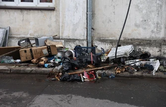 Pożar poddasza budynku mieszkalnego w Piotrkowie Trybunalskim. Jedna osoba ewakuowana