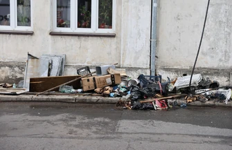 Pożar poddasza budynku mieszkalnego w Piotrkowie Trybunalskim. Jedna osoba ewakuowana