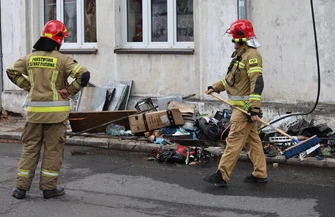 Pożar poddasza budynku mieszkalnego w Piotrkowie Trybunalskim. Jedna osoba ewakuowana