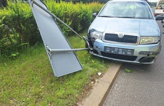 Zasłabł za kierownicą przejechał przez pas zieleni i zatrzymał się na znaku. Wypadek w Al. Sikorskiego