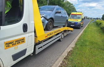 Zasłabł za kierownicą przejechał przez pas zieleni i zatrzymał się na znaku. Wypadek w Al. Sikorskiego