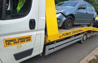 Zasłabł za kierownicą przejechał przez pas zieleni i zatrzymał się na znaku. Wypadek w Al. Sikorskiego