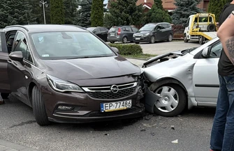 Zasłabła za kierownicą i zjechała na przeciwległy pas. Zderzenie dwóch aut na ul. Łódzkiej w Piotrkowie