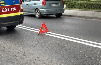 Zasłabła za kierownicą i zjechała na przeciwległy pas. Zderzenie dwóch aut na ul. Łódzkiej w Piotrkowie