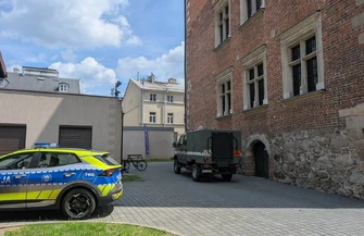 Granaty pociski i materiały wybuchowe znalezione w muzeum. W akcji saperzy i policja