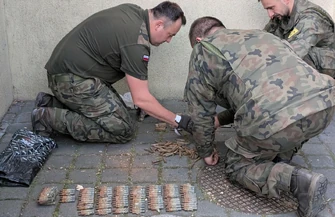 Granaty pociski i materiały wybuchowe znalezione w muzeum. W akcji saperzy i policja