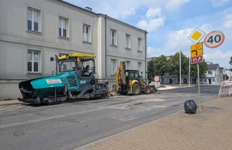 Piotrków na Placu Litewskim trwa układanie ostatniej warstwy asfaltu. Przebudowa ul. Wolborskiej na finiszu