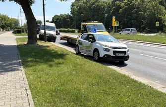 Wypadek z udziałem samochodu nauki jazdy w Al. Piłsudskiego w Piotrkowie. Są duże utrudnienia w kierunku centrum miasta
