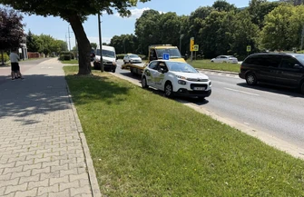 Wypadek z udziałem samochodu nauki jazdy w Al. Piłsudskiego w Piotrkowie. Są duże utrudnienia w kierunku centrum miasta