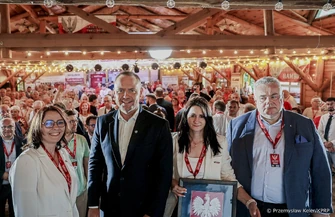 Prezydent RP Karol Nawrocki w Sulejowie. Na zjeździe Klubów Gazety Polskiej pojawili się także Jarosław Kaczyński Mateusz Morawiecki i Tomasz Sakiewicz