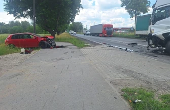 Groźny wypadek na DK12 w Korytnicy pod Piotrkowem. Czołowe zderzenie ciężarówki i osobówki uszkodzone cztery pojazdy. Droga jest zablokowana