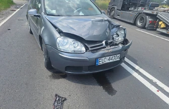Groźny wypadek na DK12 w Korytnicy pod Piotrkowem. Czołowe zderzenie ciężarówki i osobówki uszkodzone cztery pojazdy. Droga jest zablokowana