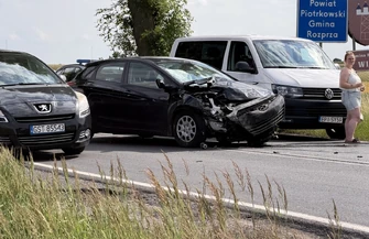 Kolejny groźne zdarzenie na drogach regionu. Trzy samochody zderzyły się na skrzyżowaniu DK 91 i Moryca w Piotrkowie