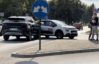 Zderzenie elki z SUV-em na skrzyżowaniu al. Kopernika i al. Armii Krajowej. Kierująca zasłabła a samochód sam wezwał wszystkie służby