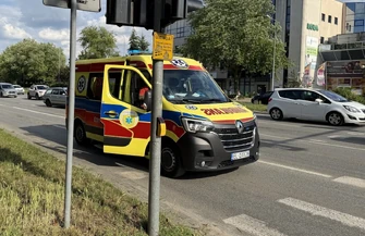 Zderzenie elki z SUV-em na skrzyżowaniu al. Kopernika i al. Armii Krajowej. Kierująca zasłabła a samochód sam wezwał wszystkie służby