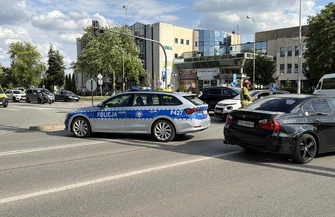 Zderzenie elki z SUV-em na skrzyżowaniu al. Kopernika i al. Armii Krajowej. Kierująca zasłabła a samochód sam wezwał wszystkie służby