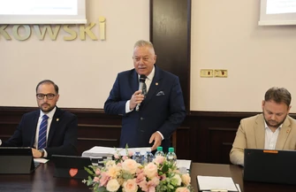 Zarząd Powiatu Piotrkowskiego z absolutorium. Burzliwa debata o drogach i długach Powiatowego Centrum Medycznego