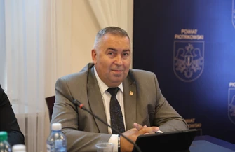 Zarząd Powiatu Piotrkowskiego z absolutorium. Burzliwa debata o drogach i długach Powiatowego Centrum Medycznego
