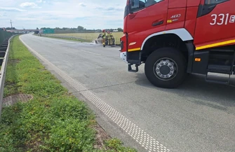 Pożar samochodu na S8 pod Piotrkowem. Citroen spłonął doszczętnie na trasie były utrudnienia