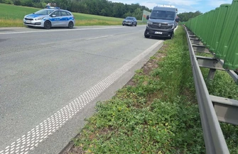 Pożar samochodu na S8 pod Piotrkowem. Citroen spłonął doszczętnie na trasie były utrudnienia