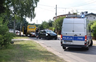 Volkswagen z impetem uderzył w drzewo w Piotrkowie. Dwie młode kobiety trafiły do szpitala. Siła uderzenia była tak duża że wypadł silnik