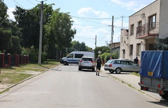 Volkswagen z impetem uderzył w drzewo w Piotrkowie. Dwie młode kobiety trafiły do szpitala. Siła uderzenia była tak duża że wypadł silnik