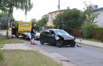 Volkswagen z impetem uderzył w drzewo w Piotrkowie. Dwie młode kobiety trafiły do szpitala. Siła uderzenia była tak duża że wypadł silnik