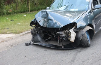 Volkswagen roztrzaskany na drzewie w Piotrkowie. Silnik wylądował na chodniku