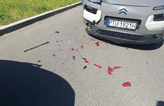 Groźnie na Belzackiej. Zasłabła za kierownicą i uderzyła w zaparkowanego Seata